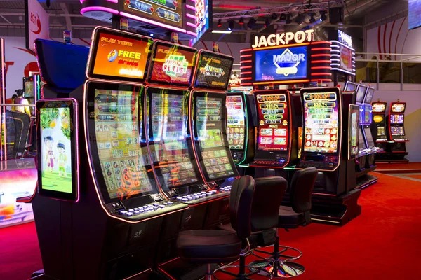 Popular Games section showing football matches and casino offerings on qqpalace login